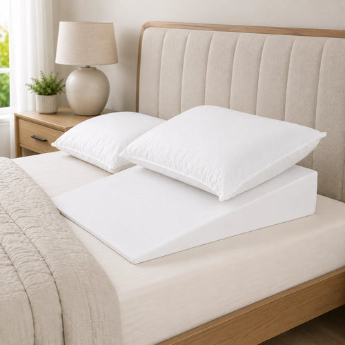 Gradual incline design of the Lumerly bed wedge pillow